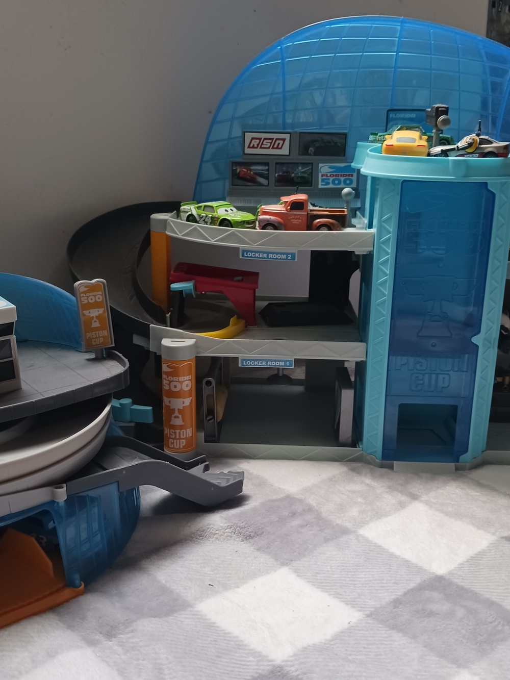 Pixel Cars 3 Garage W/15 Dicast Cars And 3 Cars From The Set- Piston Cup Style
